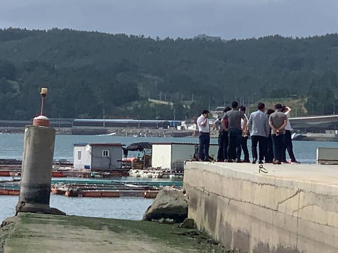 28일 광주경찰청에 따르면 '완도 실종' 조유나(10)양 일가족이 탔던 승용차가 전남 완도 앞바다 속에서 발견됐다. 사진은 이날 전남 완도군 신지면 송곡항 인근 해역에서 지난 2018년식 아우디 차량 구조물을 발견해 조사하고 있는 완도해양경찰들. /사진=뉴스1