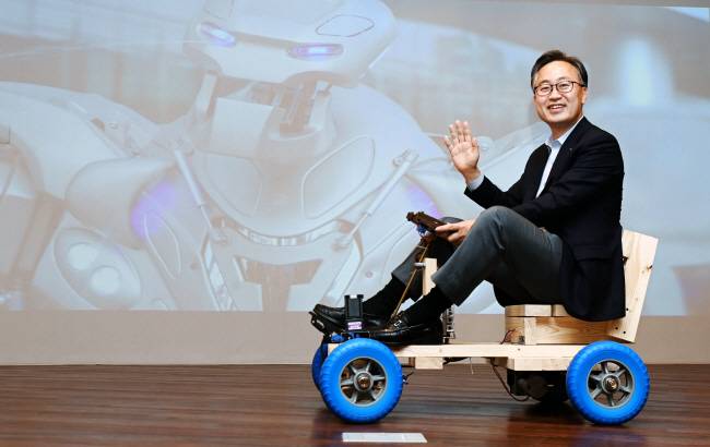 유성훈 금천구청장이 금천사이언스큐브 자율주행자동차체험장에서 인공지능(AI) 고카트를 타고 있다. 이 고카트는 지난해 서울대 평생교육원과 연계해 실시한 과학창의교육을 통해 제작했다. 윤성호 기자