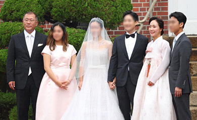 정의선 현대차그룹 회장과 부인 정지선씨가  27일 오전 장녀 진희씨 결혼식이 열린 서울 중구 정동교회에서 가족사진을 찍고 있다.   연합뉴스