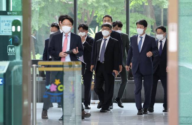 분주한 檢 : 김후곤(오른쪽 두 번째) 서울고검장 등 신임 검찰 고위급 간부들이 27일 오후 대검 검사급 오찬 간담회를 마친 뒤 서울 서초동 대검찰청을 나서고 있다. 연합뉴스