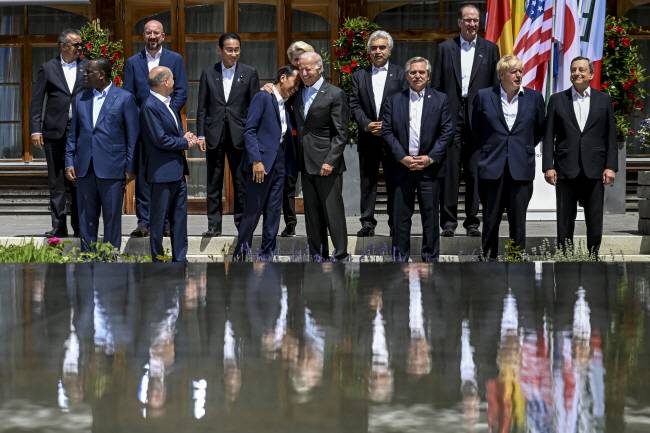 조 바이든(앞줄 왼쪽 네 번째) 미국 대통령과 조코 위도도(〃세 번째) 인도네시아 대통령이 27일 독일 바이에른주 엘마우에서 열린 주요 7개국(G7) 정상들과 ‘아웃리치’(회원국 이외의 초청 대상) 참가국 정상들의 기념촬영에 앞서 화기애애한 분위기를 연출하고 있다.  EPA 연합뉴스