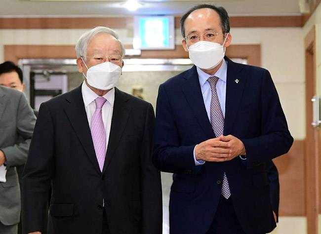 추경호(오른쪽) 경제부총리가 28일 서울 마포구 대흥동 한국경영자총협회를 방문해 손경식 경총 회장과 이야기를 나누며 회의실로 입장하고 있다. 뉴시스