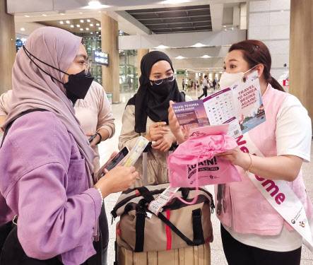 말레이시아,인도네시아 여행객들이 인천공항 환대센터 도우미의 안내를 받고 있다.