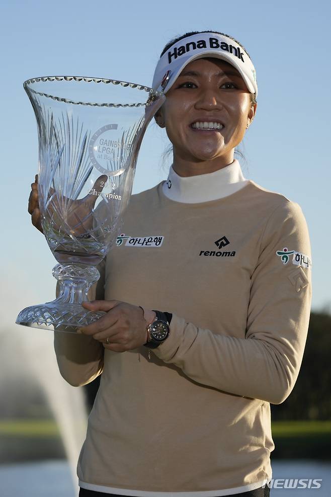 [보카러톤=AP/뉴시스] 뉴질랜드 교포 리디아 고가 30일(현지시간) 미 플로리다주 보카러톤의 보카리오 골프클럽에서 열린 미국 여자프로골프(LPGA) 투어 게인브리지 LPGA에서 우승, 트로피를 들고 포즈를 취하고 있다. 리디아 고는 최종합계 14언더파 274타로 우승하며 LPGA 통산 17번째 정상에 올랐다. 2022.01.31.