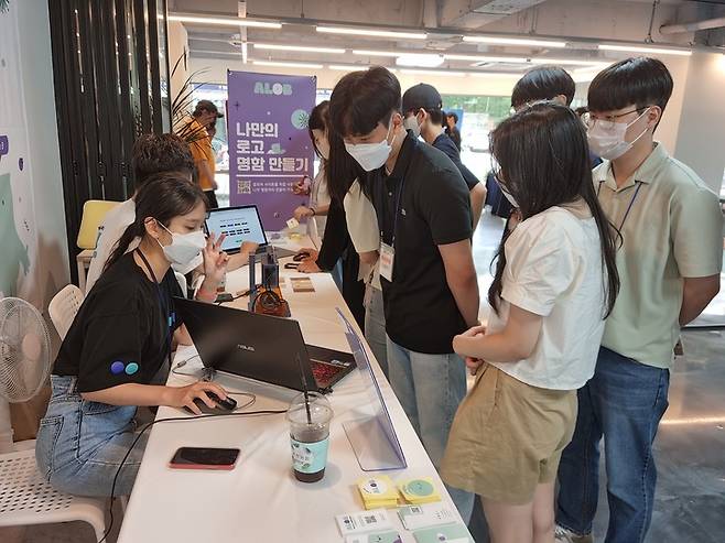 [광주=뉴시스] 송창헌 기자 = 28일 광주 동구 인공지능(AI) 창업캠프를 찾은 대학생들이 AI 입주기업 시제품을 체험하고 있다. (사진=인공지능산업융합사업단 제공) 2022.06.28 photo@newsis.com *재판매 및 DB 금지