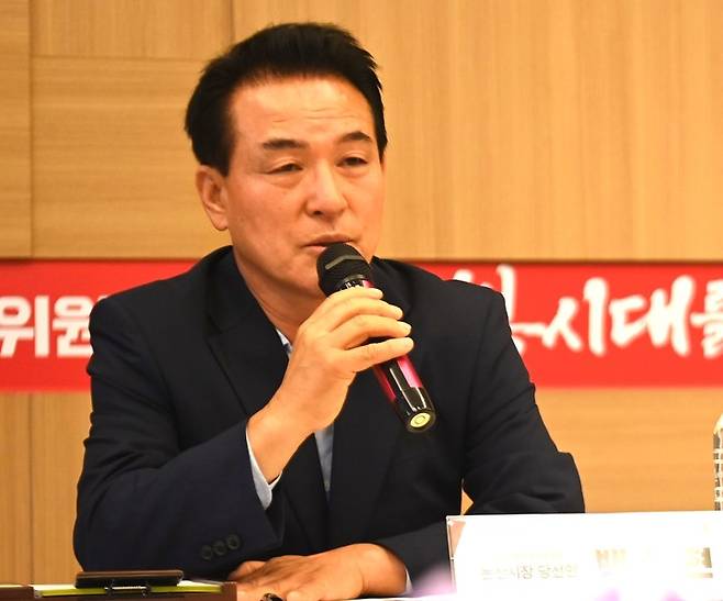 [논산=뉴시스] 조명휘 기자 = 백성현 논산시장 당선자가 28일 인수위원회 사무실에서 기자간담회를 열어 민선8기 시정 운영 방침을 설명하고 있다. (사진= 인수위 제공) 2022.06.08. photo@newsis.com *재판매 및 DB 금지