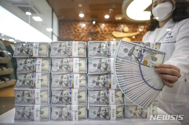 [서울=뉴시스] 정병혁 기자 = 우리나라 외환보유액이 한 달 사이 16억 달러 가까이 줄어든 것으로 나타난 7일 오전 서울 중구 하나은행 위변조대응센터에서 직원이 달러를 확인하고 있다. 한국은행에 따르면 5월 말 기준 우리나라 외환보유액이 4477억1000만달러로, 4월 말 4493억달러보다 15억9000만달러 줄었으며, 3월말 이후 3개월째 감소세를 보이고 있다. 2022.06.07. jhope@newsis.com