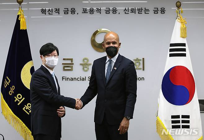 [서울=뉴시스] 김소영 금융위원회 부위원장(왼쪽)이 28일 오후 서울 종로구 정부서울청사에서 브라이언 넬슨 미국 재무부차관과 면담을 가진 후 기념사진을 촬영하고 있다. 2022.6.28. (사진= 금융위원회 제공) photo@newsis.com