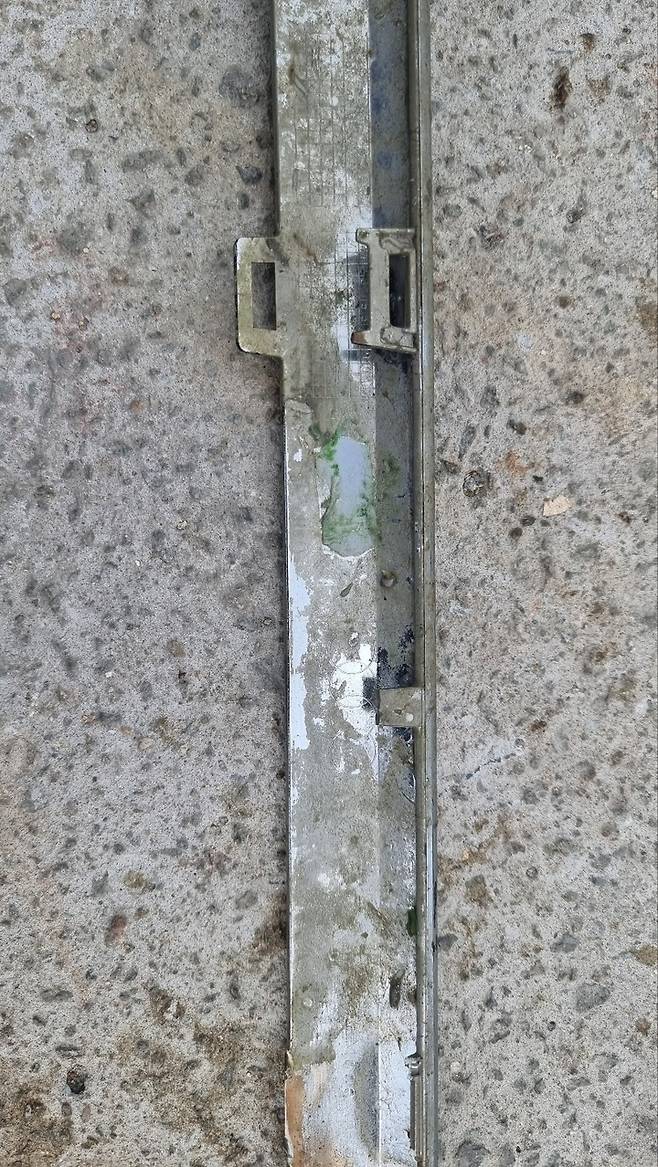 [완도=뉴시스] 김혜인 기자 = 28일 오후 3시 20분께 전남 완도 송곡항 인근 앞바다에서 제주 한달 살이를 떠난 실종가족의 차량으로 추정되는 아우디 앞범퍼가 발견된 상태다. 사진은 부품 일부.  2022.06.28.(사진=광주경찰청 제공) photo@newsis.com *재판매 및 DB 금지