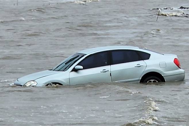 [인천=뉴시스] 이루비 기자 = 28일 인천 옹진군 선재도 갯벌에 승용차가 빠지는 사고가 발생했다. (사진=인천소방본부 제공) 2022.06.28. photo@newsis.com *재판매 및 DB 금지