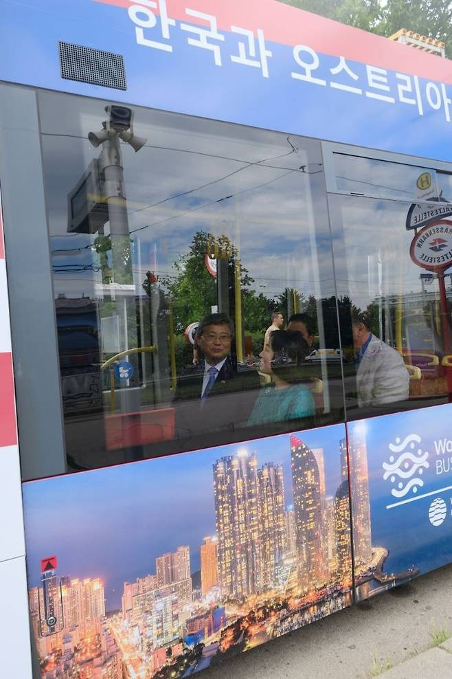 오스트리아 비엔나트램에 등장한 한국 광고. (사진=주오스트리아 한국대사관 제공) photo@newsis.com  *재판매 및 DB 금지