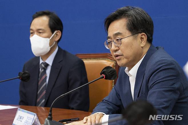 [서울=뉴시스] 고범준 기자 = 김동연 경기도지사 당선인이 28일 오후 서울 여의도 국회에서 열린 민주당 정치교체추진위원회 회의에 참석해 발언을 하고 있다. (공동취재사진) 2022.06.28. photo@newsis.com