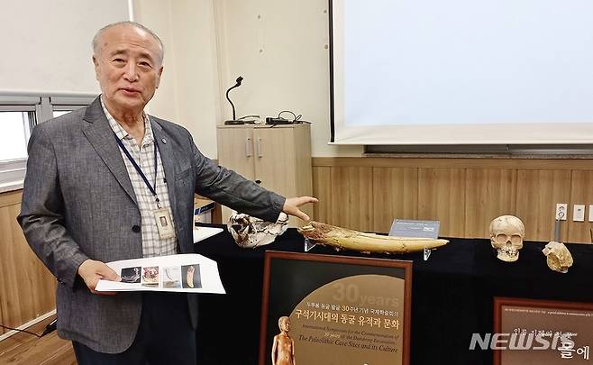 [청주=뉴시스] 강신욱 기자 = 한국선사문화연구원 이융조 이사장이 28일 연구원 세미나실에서 다음 달 1일 김영환 충북도지사 취임식이 열리는 문의 문화재단지 일대 주변이 50만 년 전 구석기인들이 사냥한 풍요와 축제의 자리였음을 발표하고 있다. 2022.06.28. ksw64@newsis.com