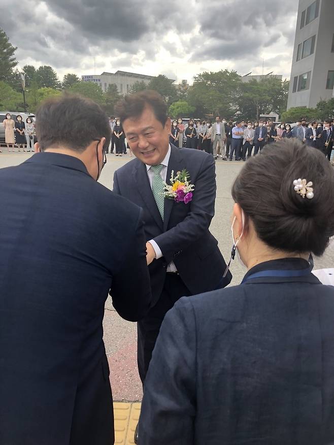 28일 충북도교육청 화합관에서 퇴임식을 한 김병우 충북교육감이 현관을 나서며 직원들에게 인사하고 있다.2022.06.28.kipoi@newsis.com