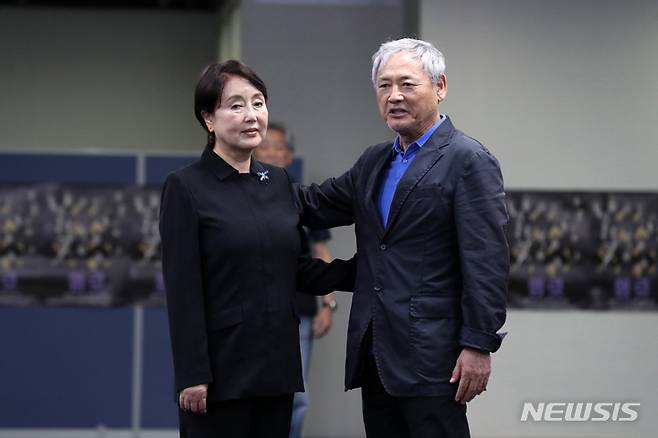 [서울=뉴시스] 박진희 기자 = 연극 '햄릿' 출연 배우 유인촌(클로디어스 역)과 김성녀(거투르드 역)가 28일 서울 강북구 성신여대 운정그린 캠퍼스에서 연습실 공개 행사를 갖고 주요 장면을 시연하고 있다. 이날 행사에는 손진책 연출을 비롯한 배우 권성덕, 전무송, 박정자, 손숙, 정동환, 김성녀, 유인촌, 윤석화, 손봉숙, 길해연, 강필석, 박지연, 박건형, 김수현, 김명기, 이호철 등이 참석했다. 2022.06.28. pak7130@newsis.com