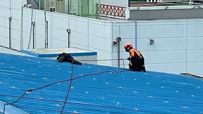 [인천=뉴시스] 이루비 기자 = 28일 오전 인천 부평구 청천동에서 건물 지붕이 떨어질 것 같다는 신고가 접수돼 소방당국이 안전조치하고 있다. (사진=인천소방본부 제공) photo@newsis.com *재판매 및 DB 금지