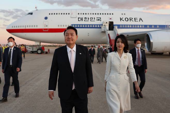 윤석열 대통령과 김건희 여사가 북대서양조약기구(나토) 정상회의 참석을 위해 27일(현지시간) 스페인 마드리드 바라하스 국제공항에 도착, 이동하고 있다. 연합뉴스