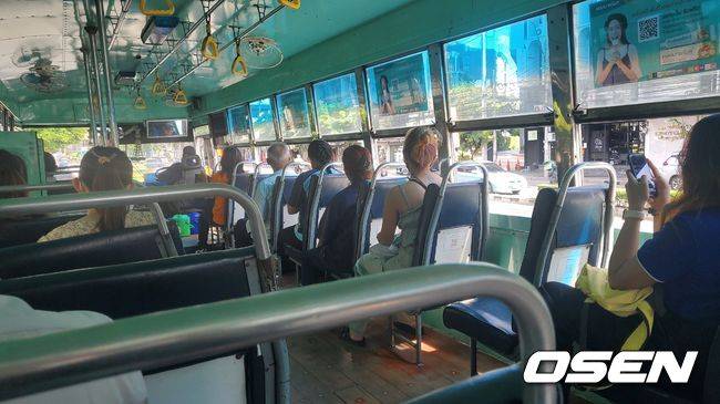 버스. 처음엔 잘못 탑승한 줄 알았다.