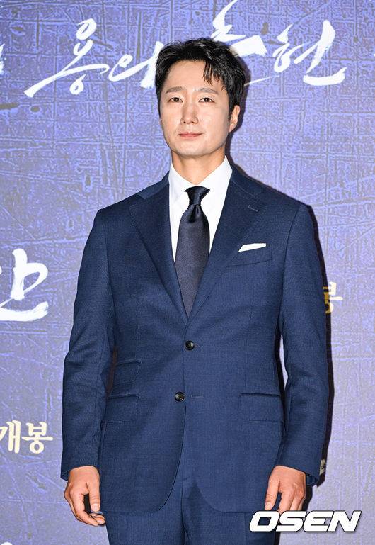 [OSEN=박준형 기자] 28일 오전 서울 건대입구 롯데시네마에서 영화 '한산: 용의 출현'(감독 김한민) 제작보고회가 진행됐다.  배우 박해일과 변요한, 안성기, 손현주 등이 출연하는 '한산: 용의 출현'은 명량해전 5년 전, 진군 중인 왜군을 상대로 조선을 지키기 위해 필사의 전략과 패기로 뭉친 이순신 장군과 조선 수군의 '한산해전'을 그린 전쟁 액션 대작으로 7월 27일 개봉한다.  배우 박해일이 포즈를 취하고 있다. 2022.06.28 / soul1014@osen.co.kr