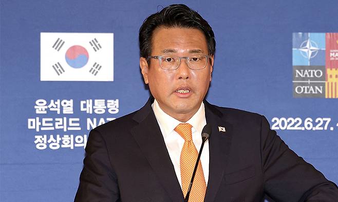 김태효 국가안보실 1차장이 28일(현지시간) 오전 스페인 마드리드 푸에르타 아메리카 호텔 프레스센터에서 윤석열 대통령의 나토정상회의 일정과 관련한 브리핑을 하고 있다. 뉴스1