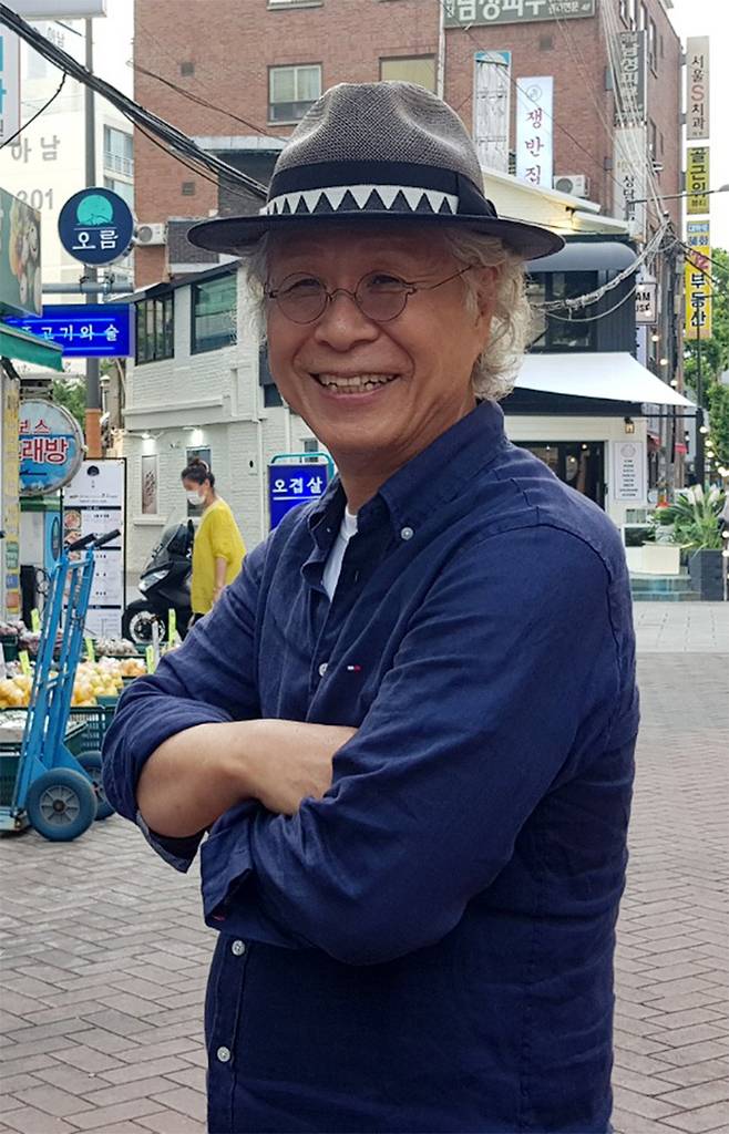 등단 50년을 맞은 이동순 시인이 스물한 번째 시집 ‘고요의 이유’를 펴냈다. 그는 1987년 ‘백석시전집’을 발간, 한국문학사에서 백석 붐을 일으키는 데 일조했다. 그는 ”전집을 펴내면서 첨부한 낱말풀이를 이후 연구자들이 참고한 것에 큰 보람을 느낀다”고 말했다.