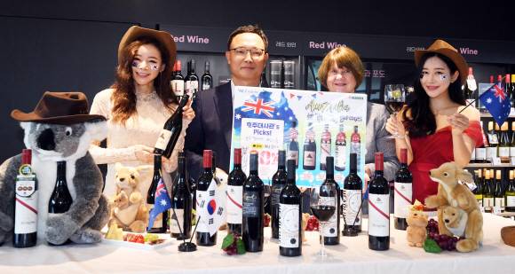 최경호 세븐일레븐 대표와 줄리 퀸 주한호주대사관 무역투자대표가 28일 서울 역삼동 세븐일레븐 와인스튜디오에서 모델들과 ‘호주 쉬라즈 와인 몰아 마시기’ 기획전을 홍보하고 있다.해외 국가별 명품 와인 전문 채널로 입지를 다져가고 있는 세븐일레븐은 7월 MD추천와인으로 다렌버그 데드암 쉬라즈, 더 슬라우치 쉬라즈, 더 래키 쉬라즈, 헤드라인 쉬라즈, 랑메일 밸리 플로우 쉬라즈 등 5종을 선보인다. 2022. 6. 28 박윤슬 기자