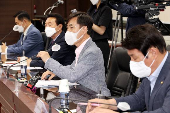 통일부 방문한 국민의힘 ‘서해피격’ TF - 국민의힘 ‘해수부 공무원 피격사건 진상조사 태스크포스(TF)’ 단장인 하태경 의원이 28일 오후 정부서울청사 통일부를 방문해 권영세 장관과 간담회를 하고 있다. 2022.6.28 연합뉴스