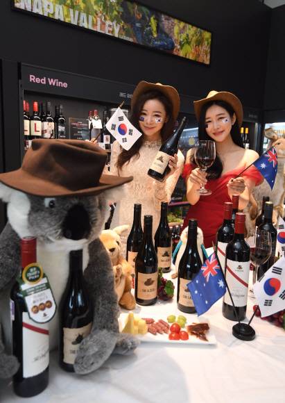 “호주산 시라즈 와인 20% 할인” - 28일 서울 역삼동 세븐일레븐 와인스튜디오에서 모델들이 ‘호주 시라즈 와인 몰아 마시기’ 기획전을 선보이고 있다. 세븐일레븐은 7월 한 달간 호주 대표 와인 품종인 시라즈를 사용한 다렌버그 데드암 시라즈, 더 슬라우치 시라즈, 더 래키 시라즈, 헤드라인 시라즈, 랑메일 밸리 플로어 시라즈 등 5종을 소개한다. 기획전 기간 해당 와인을 카카오페이로 구매하면 20% 할인받을 수 있다.박윤슬 기자