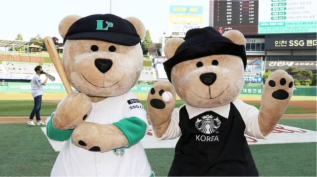 인천 SSG랜더스필드에 등장한 스타벅스 마스코트 베리, 베코. /사진 제공=스타벅스커피코리아
