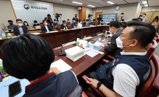 28일 오후 세종시 정부세종청사 최저임금위원회 회의실에서 제7차 전원회의가 열리고 있다. 연합뉴스