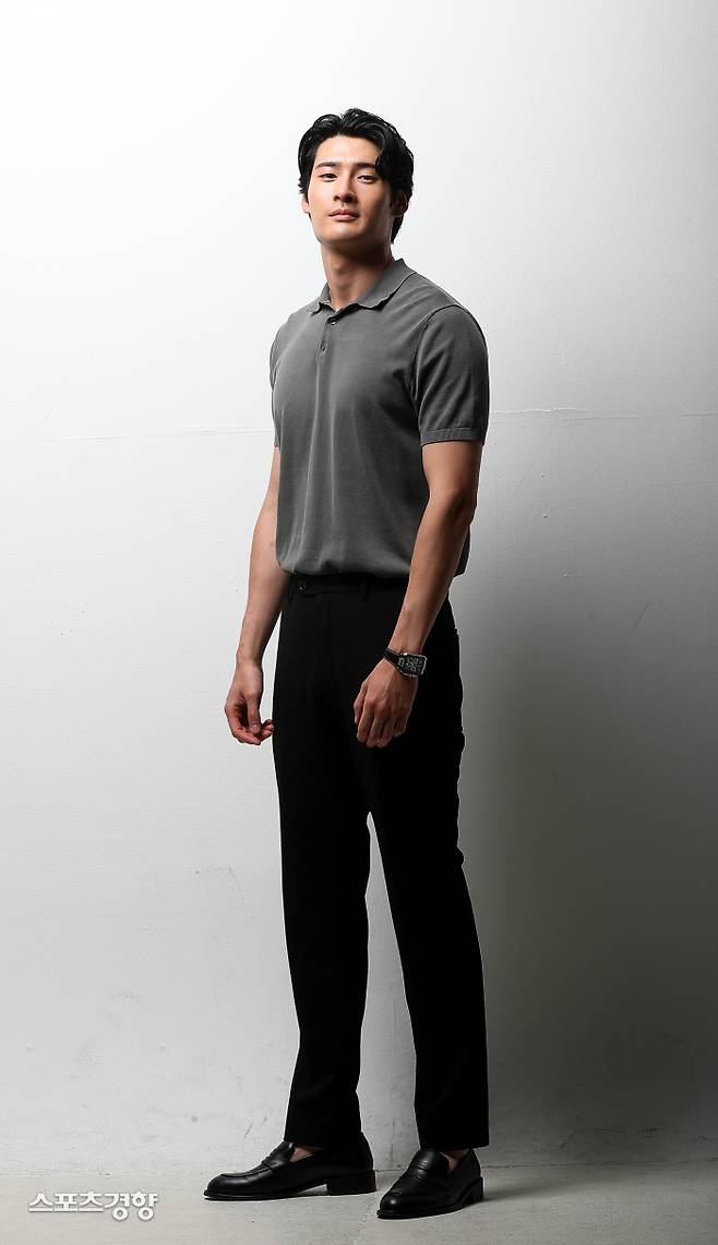 JTBC 드라마 ‘그린마더스클럽’에서 루이 브뉘엘 역으로 출연한 배우 최광록이 ‘스포츠경향’과 인터뷰에서 포즈를 취하고 있다. 사진 정지윤 선임기자