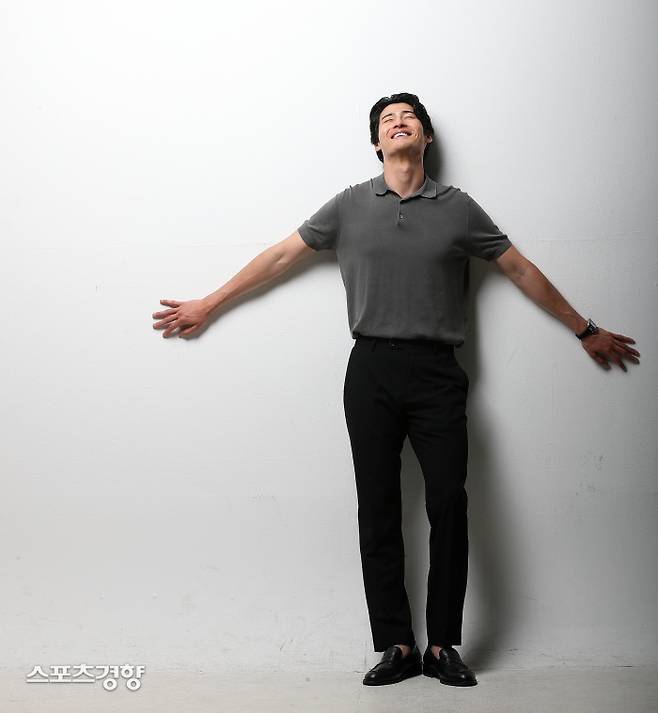 JTBC 드라마 ‘그린마더스클럽’에서 루이 브뉘엘 역으로 출연한 배우 최광록이 ‘스포츠경향’과 인터뷰에서 포즈를 취하고 있다. 사진 정지윤 선임기자