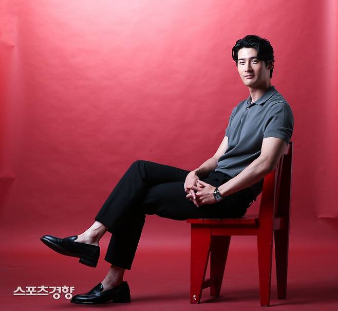 JTBC 드라마 ‘그린마더스클럽’에서 루이 브뉘엘 역으로 출연한 배우 최광록이 ‘스포츠경향’과 인터뷰에서 포즈를 취하고 있다. 사진 정지윤 선임기자