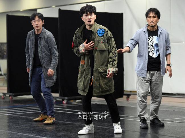 김명기-강필석. 김수현. 사진ㅣ유용석 기자