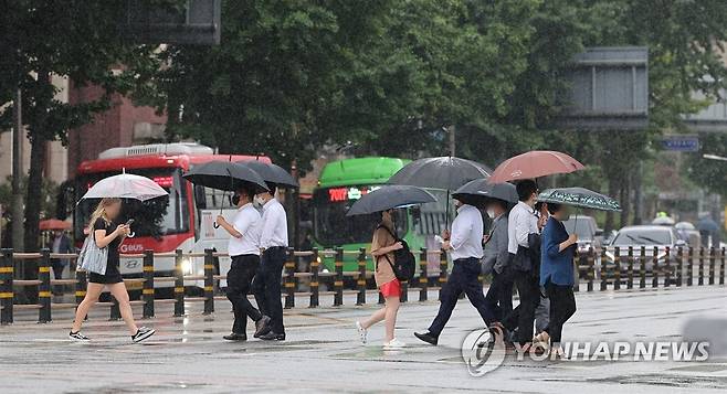 쏟아지는 장맛비 (서울=연합뉴스) 김인철 기자 = 이번 주 내내 장맛비가 내릴 것으로 예보된 27일 오후 서울 시내의 거리에 비가 내리고 있다. 2022.6.27 yatoya@yna.co.kr