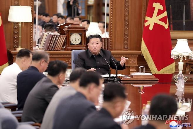 김정은, 당 중앙위 조직개편…보위·사법·검찰 지도 강화 논의 (평양 조선중앙통신=연합뉴스) 김정은 북한 국무위원장이 노동당 비서국 확대회의를 열어 당 중앙위원회 조직개편 방안을 논의했다. 조선중앙통신은 김 위원장이 27일 당 중앙위원회 본부청사에서 비서국 확대회의를 주재했다고 28일 보도했다.2022.6.28 
    [국내에서만 사용가능. 재배포 금지. For Use Only in the Republic of Korea. No Redistribution] nkphoto@yna.co.kr