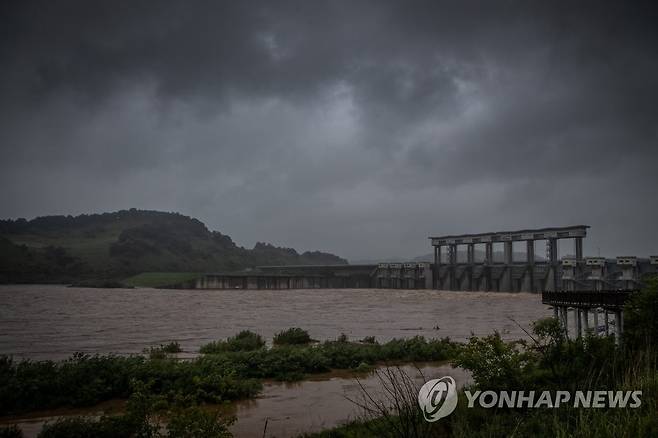 방류하는 군남댐 (연천=연합뉴스) 임병식 기자 = 장마전선 영향으로 북한 지역에 집중호우가 지속되는 가운데 28일 경기도 연천군 군남홍수조절댐이 임진강 상류에서 흘러 들어온 물을 방류하고 있다. 
    비무장지대(DMZ) 임진강 필승교 수위는 이날 오전 1시 30분에 '비홍수기 인명 대피' 기준인 2ｍ를 넘어섰으며, 오전 11시에 3ｍ로 상승했다. 이에 행정안전부는 접경지역 수위 상승에 대한 안전관리를 관계 기관에 지시했다. 2022.6.28 andphotodo@yna.co.kr