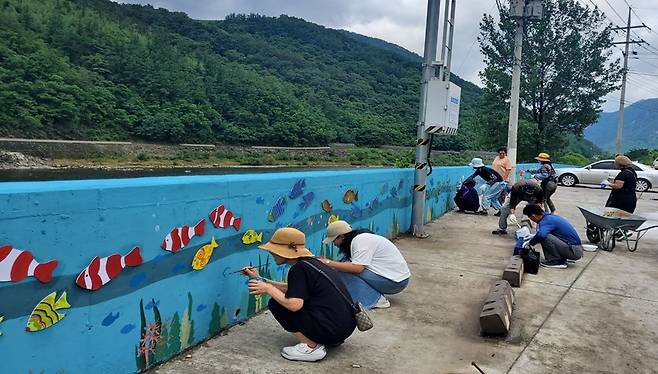 벽화 그리는 사지원1리 주민들 단양군 제공. 재판매 및 DB 금지