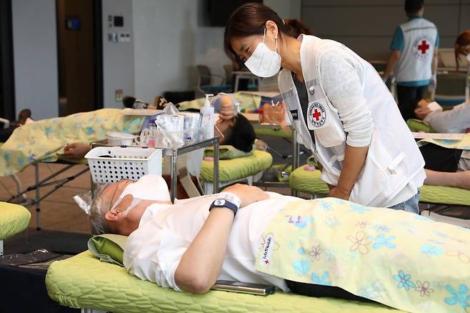 28일 정영채 NH투자증권 사장과 임직원들이 서울 여의도 파크원 NH금융타워에서 헌혈을 하고 있다.[NH투자증권 제공]