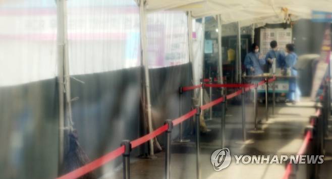 선별진료소 지키는 의료진 [연합뉴스 자료사진]