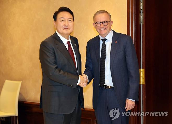 악수하는 한·호주 정상 (마드리드=연합뉴스) 서명곤 기자 = 북대서양조약기구(NATO·나토) 정상회의 참석을 위해 스페인을 방문 중인 윤석열 대통령이 28일(현지시간) 마드리드 시내 한 호텔에서 열린 한·호주 정상회담에서 앤서니 앨버니지 호주 총리와 악수를 하고 있다. 2022.6.28 seephoto@yna.co.kr