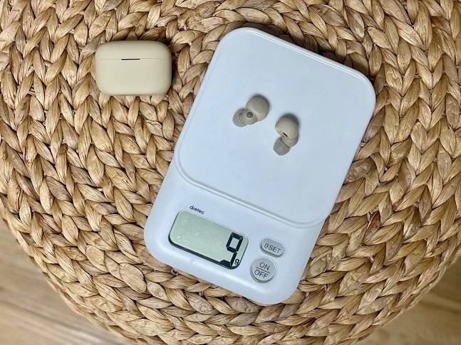 링크버즈S 이어버드 두 개의 무게를 재보니 약 9g이 나왔다. /사진=백유진 기자 byj@