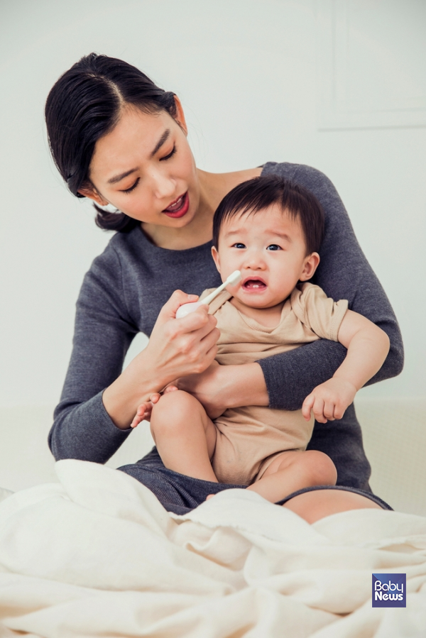 어릴 땐 저불소나 무불소 치약을 쓰는 것이 일반적이지만 이젠 그래선 안 된다고 하정훈 원장은 말한다. 1000ppm 이상 불소가 든 치약을 사용해야 한다고. 하 원장에 따르면 우리나라는 OECD 가입국 중 충치 발생 1위다. 불소치약만 잘 써도 충치를 예방할 수 있다. ⓒ베이비뉴스