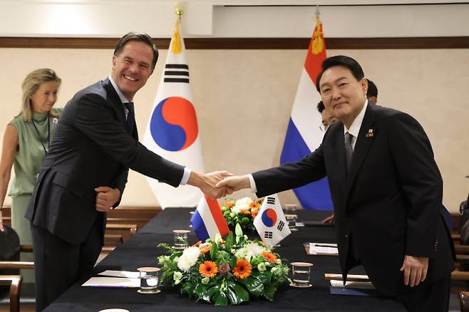 북대서양조약기구(NATO·나토) 정상회의 참석을 위해 스페인을 방문 중인 윤석열 대통령이 29일(현지시간) 마드리드 시내 한 호텔에서 열린 한·네덜란드 정상회담에서 마르크 뤼터 네덜란드 총리와 기념 촬영하고 있다. (사진=연합뉴스)