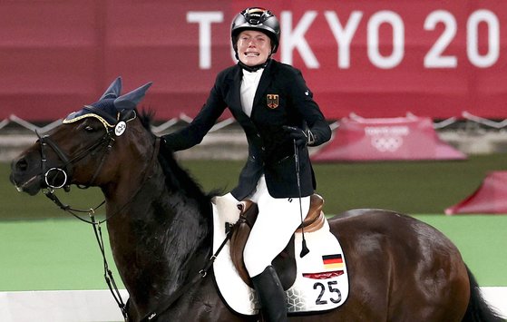 2020 도쿄 올림픽에 나선 아니카 슐로이는 요지부동 '세인트 보이' 위에서 결국 눈물을 쏟았다, 연합뉴스 