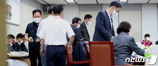 28일 밤 정부세종청사 최저임금위원회 회의실에서 열린 제7차 전원회의에서 1차 수정안으로 근로자위원 측 1만 340원, 사용자위원 측이 9260원을 제출하며 합의점을 찾지 못해 중단됐던 회의가 속개되자 위원들이 회의 준비를 하고 있다. 2022.6.28/뉴스1 © News1 김기남 기자