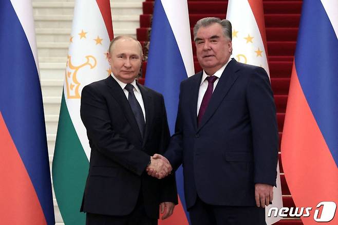 블라디미르 푸틴 러시아 대통령이 28일 타지키스탄에 방문해 에모말리 라흐몬 대통령과 악수를 나누고 있다. © AFP=뉴스1 © News1 강민경 기자