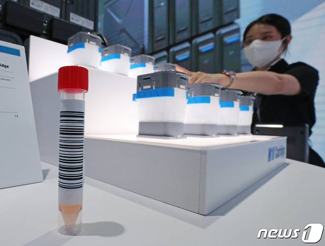 지난 27일 서울 강남구 코엑스에서 열린 '제24회 세계임상화학회(IFCC)'에서 관계자가 고속 유전자증폭 검출이 가능한 POC(Point of care) PCR 장비를 소개하고 있다. IFCC는 100개국 이상에서 약 4000여 명의 임상화학과 진단검사의학 분야 전문가들이 모인 학회다. 오는 30일까지 코엑스에서 개최된다. 2022.6.27/뉴스1 © News1 이성철 기자