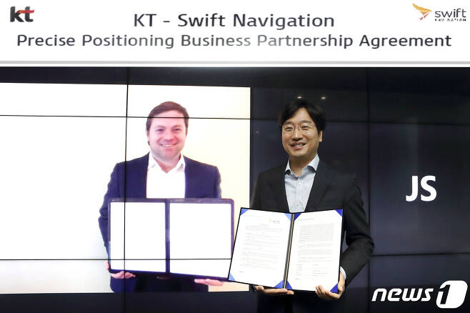 29일 KT는 미국 실리콘밸리의 스위프트 내비게이션(Swift Navigation)사와 기술 및 사업협력 계약을 체결하고 초정밀 측위 사업을 본격 추진한다고 밝혔다.(KT 제공) © 뉴스1