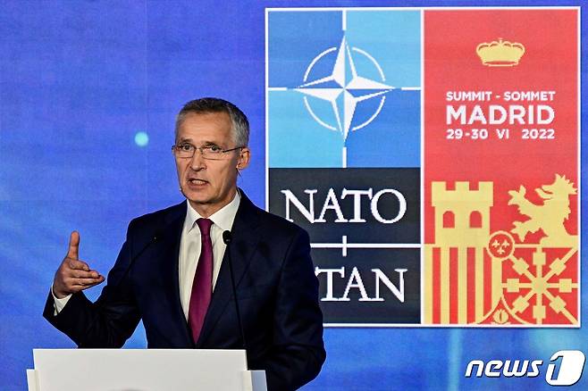 옌스 스톨텐베르그 나토 사무총장이 28일(현지시간) 스페인 마드리드에서 열릴 나토 정상회의를 하루 앞두고 기자회견에서 발언하고 있다. © AFP=뉴스1 © News1 강민경 기자